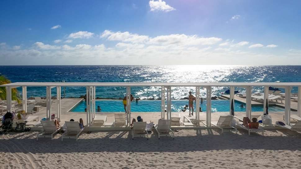Een foto van het zwembad bij Papagayo Beach Hotel