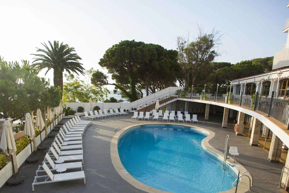 Een foto van het zwembad bij Hotel Ilunion Caleta Park