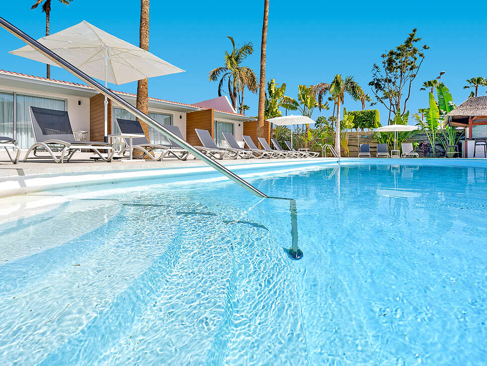 Een foto van het zwembad bij Sanom Beach Resort