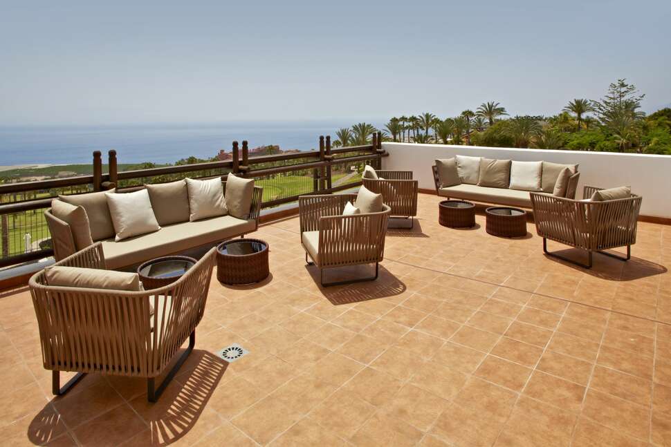 Een foto van het terras bij Las Terrazas de Abama Suites