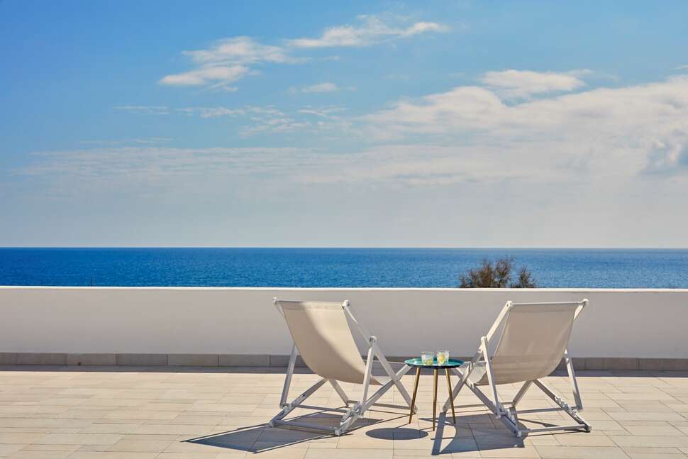 Een foto van het terras bij Aqua Blue Hotel