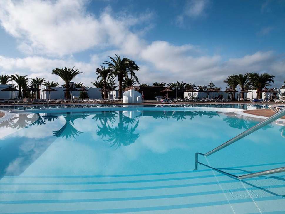 Een foto van het zwembad bij HL Hotel Rio Playa Blanca