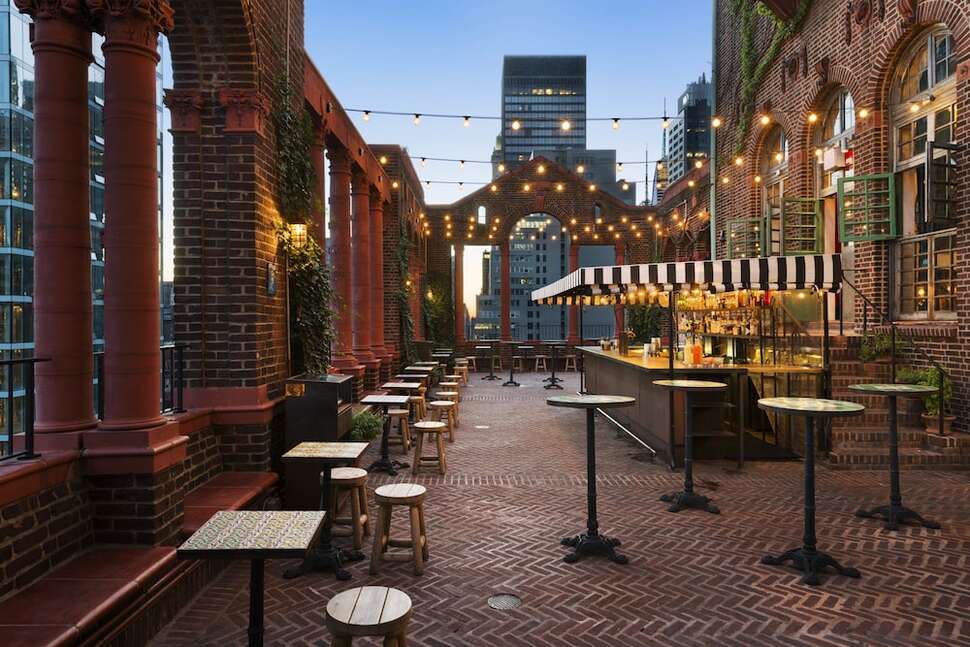 Een foto van het terras bij Pod 39 Hotel