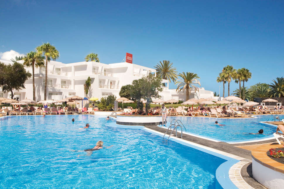 Een foto van het zwembad bij Riu Paraiso Lanzarote Resort