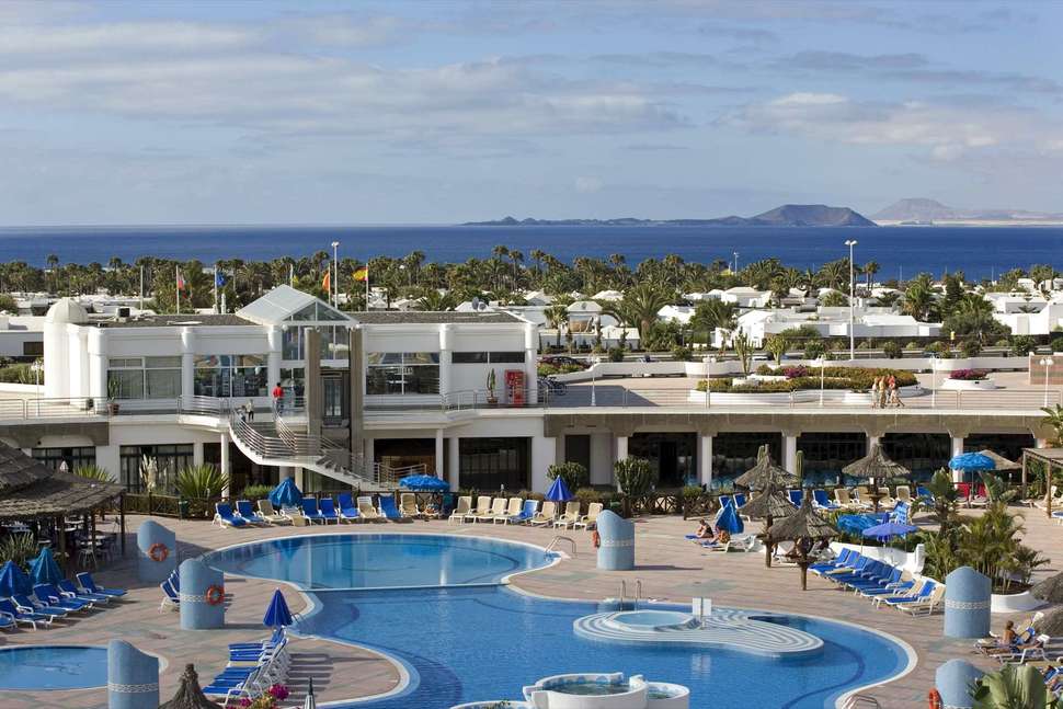 Een foto van het zwembad bij Club Playa Blanca Hotel