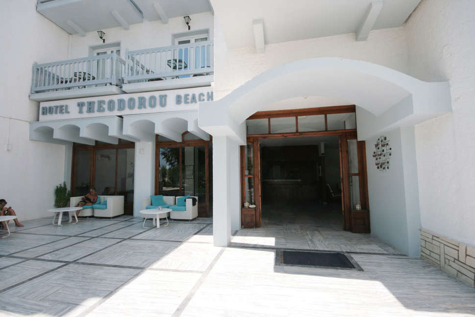 Een foto van de buitenkant van Theodorou Beach Hotel