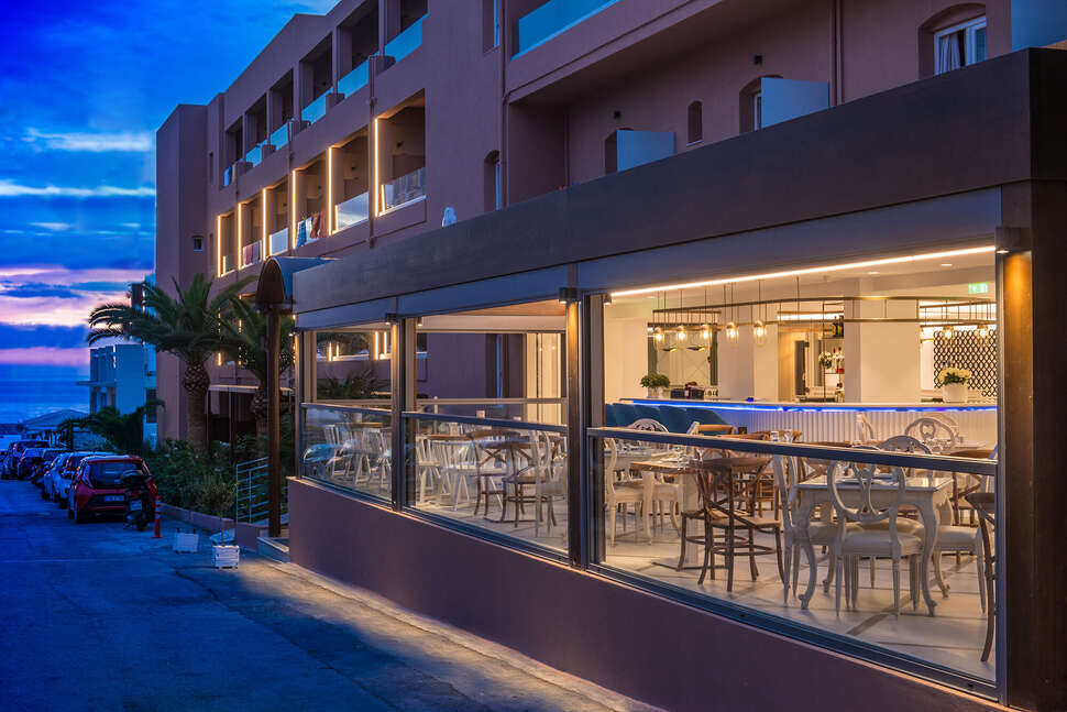 Ein Foto von der Terrasse im Mari Kristin Beach Hotel