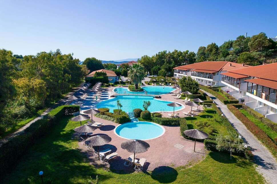 Een foto van het zwembad bij Alexandros Palace Hotel & Suites