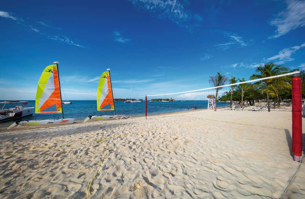 Een foto van het strand bij Riu Montego Bay