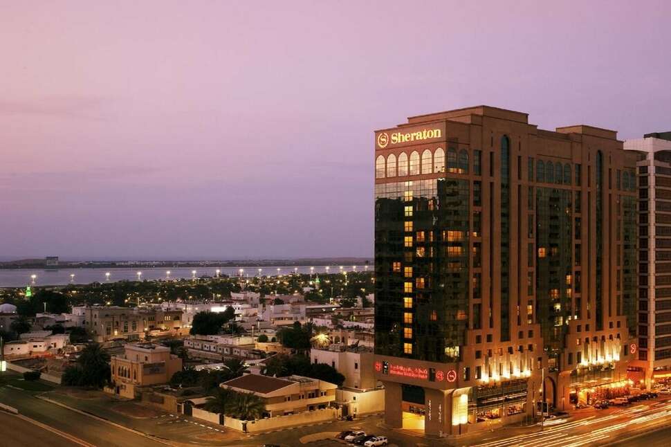 Een foto van de buitenkant van Sheraton Khalidiya Hotel