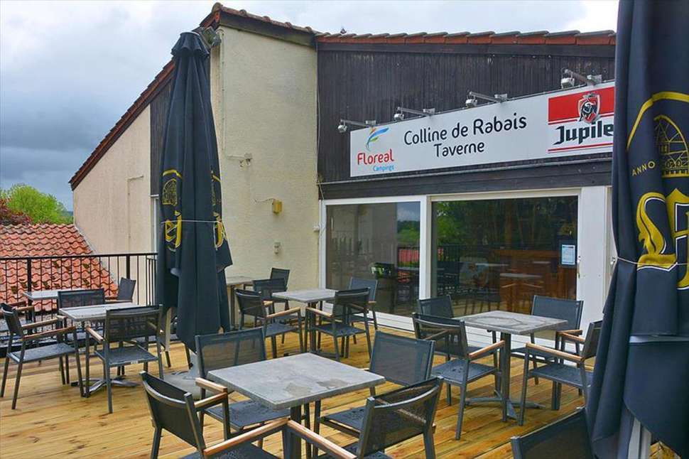 Een foto van het terras bij Camping Colline de Rabais
