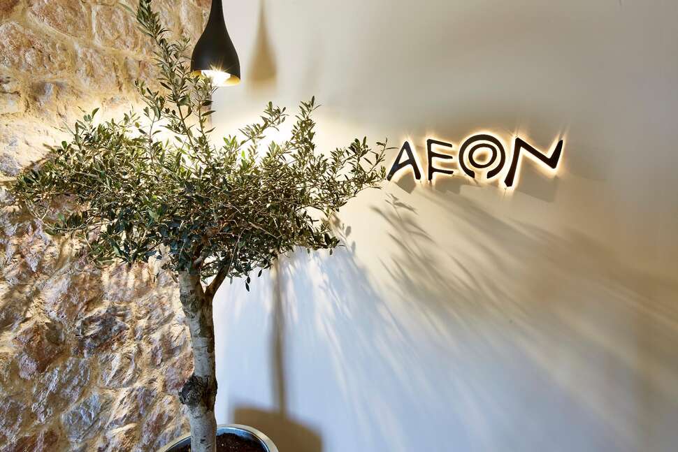 Een foto van de buitenkant van Aeon Suites