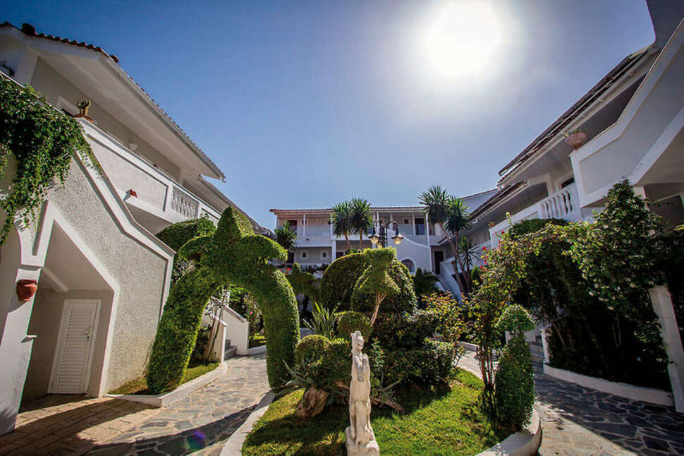 Een foto van de buitenkant van Louros Beach Hotel & Spa