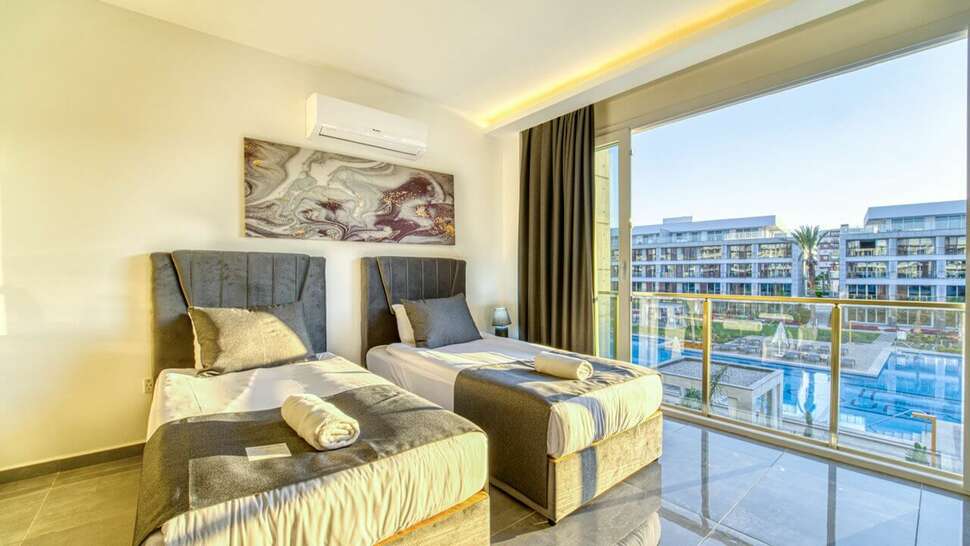 Ein Foto Courtyard Long Beach Holiday Resort