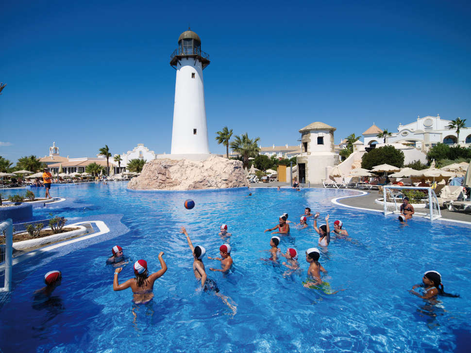 Een foto van het zwembad bij Riu Chiclana