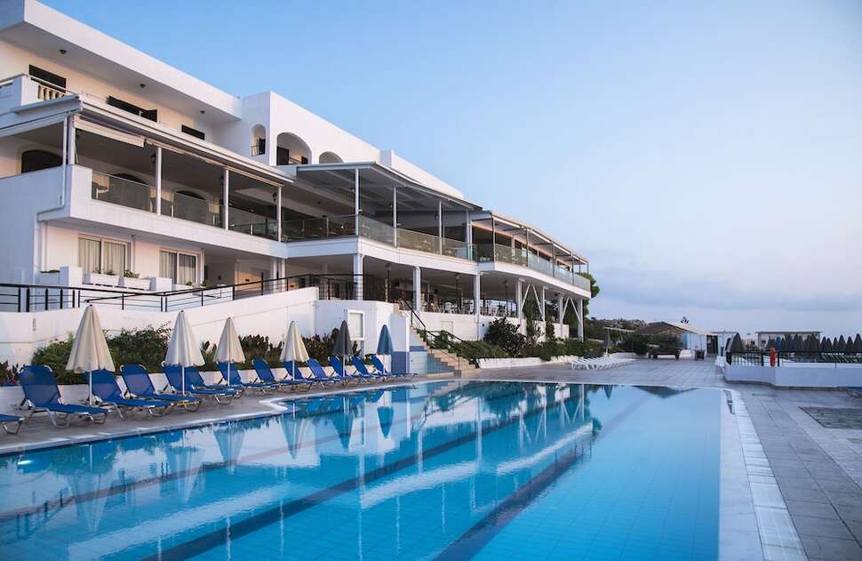 Een foto van het zwembad bij Horizon Beach Hotel