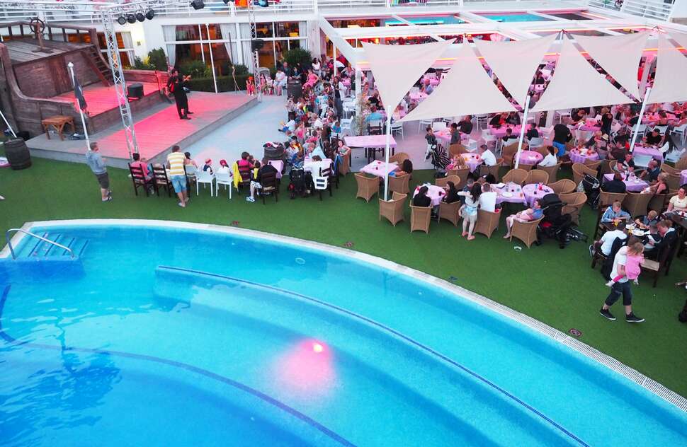 Ein Foto vom Pool im Pirates Village Apartments