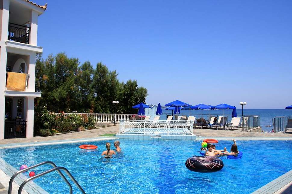 Een foto van het zwembad bij Boletsos Beach