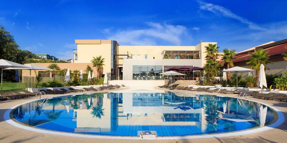 Een foto van het zwembad bij Mouratoglou Resort