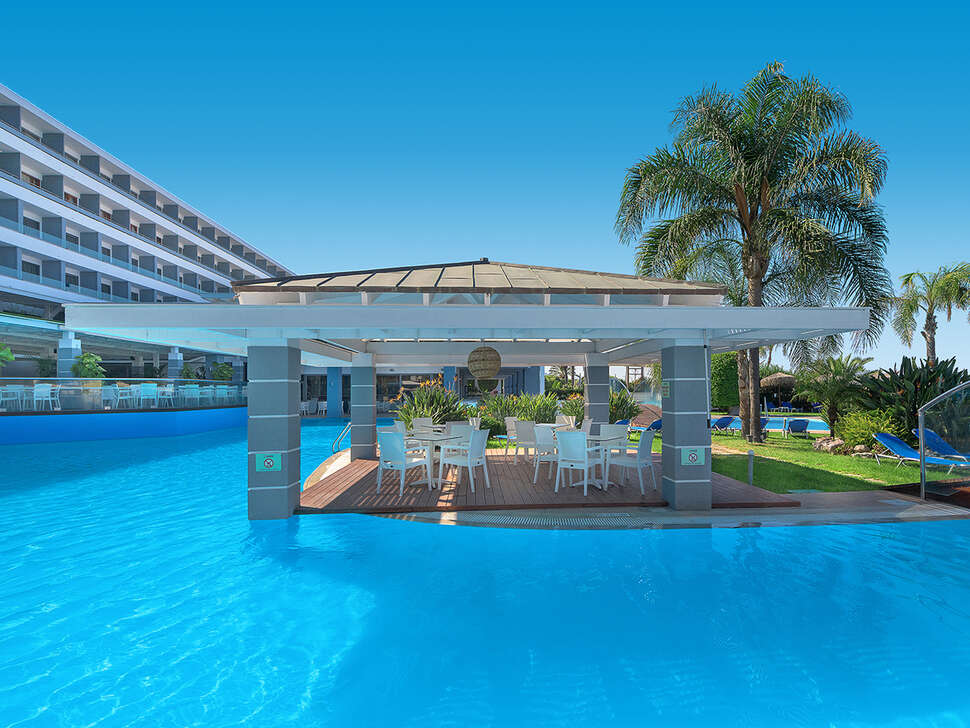 Een foto van het zwembad bij Oceanis Beach Hotel