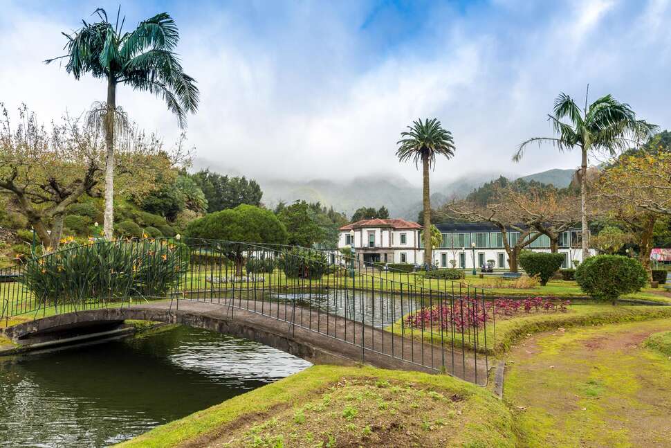 Een foto van de buitenkant van Furnas Boutique Hotel