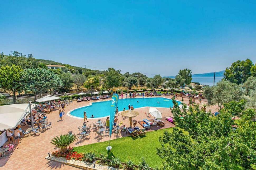 Een foto van het zwembad bij Evia Riviera Resort