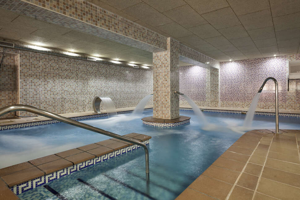 Een foto van het zwembad bij Aparthotel Best Alcazar