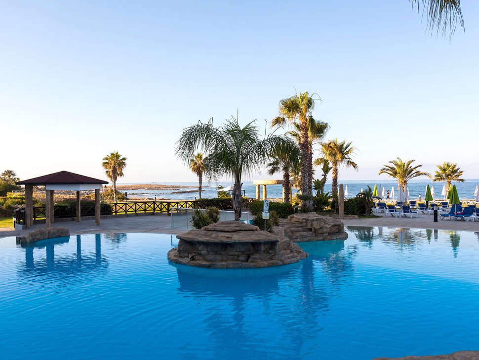 Een foto van het zwembad bij Leonardo Cypria Bay