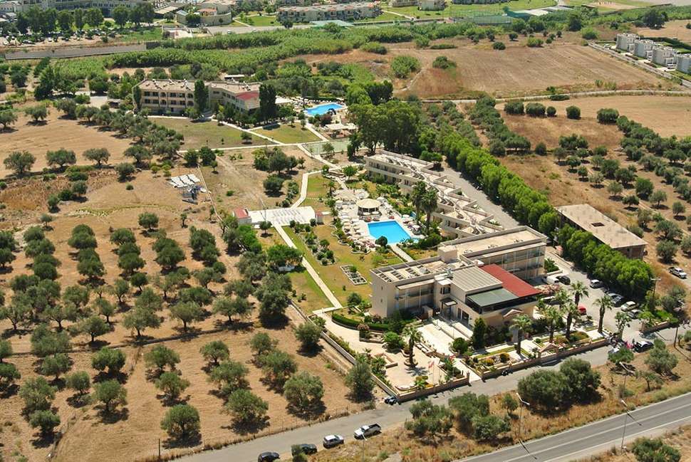 Een foto van het zwembad bij Olive Garden Hotel