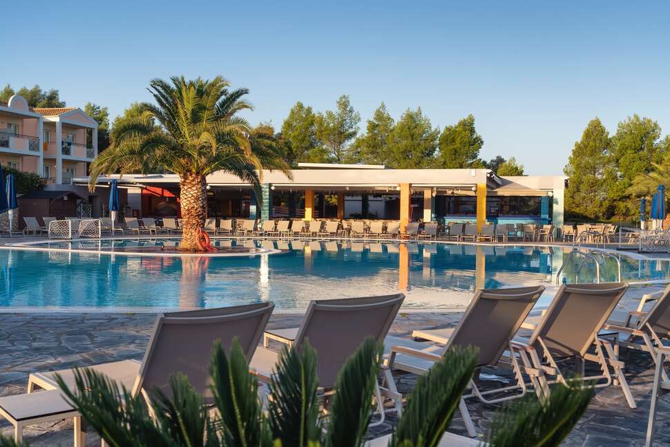Een foto van het zwembad bij Mareblue Beach Resort