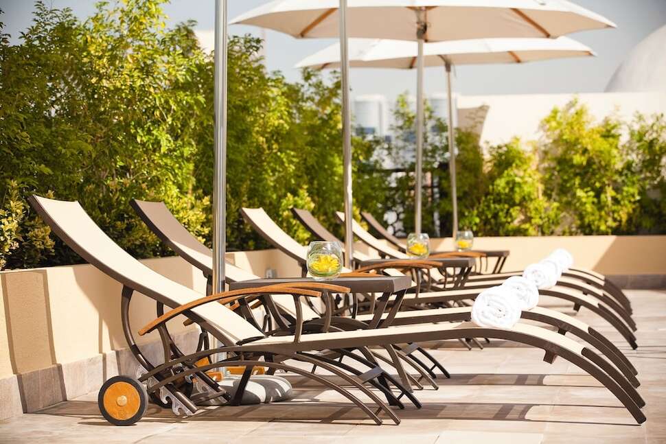 Een foto van het terras bij Mövenpick Hotel Appartementen Al Mamzar Dubai