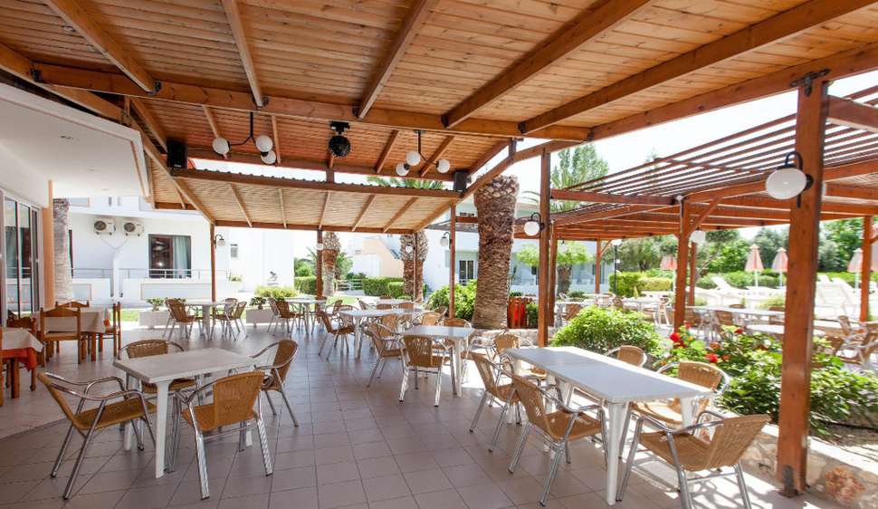 Een foto van het terras bij Meliton Hotel