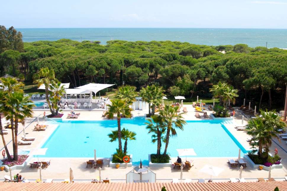 Een foto van het zwembad bij TUI Blue Isla Cristina Palace
