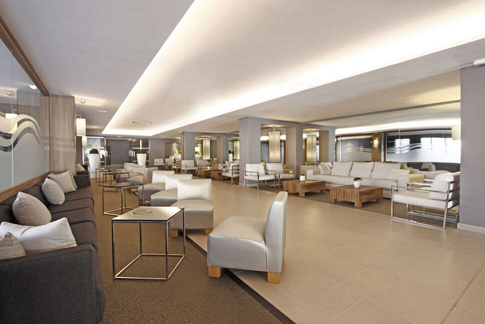 Een foto van het interieur van BG Caballero Hotel