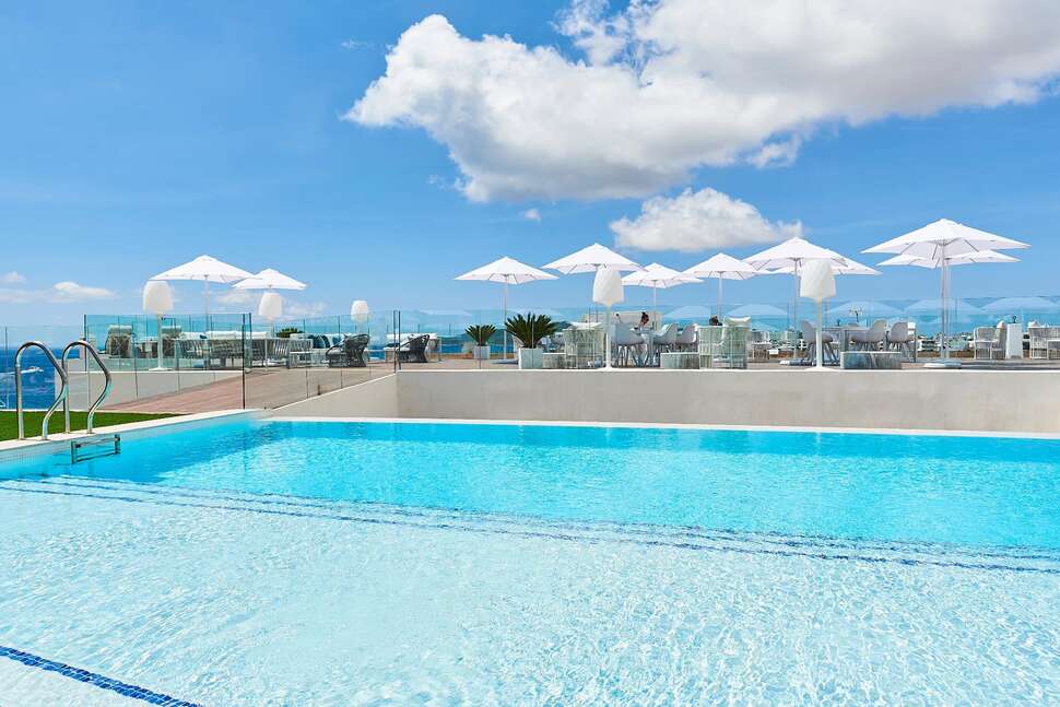 Een foto van het zwembad bij Eurostars Ibiza