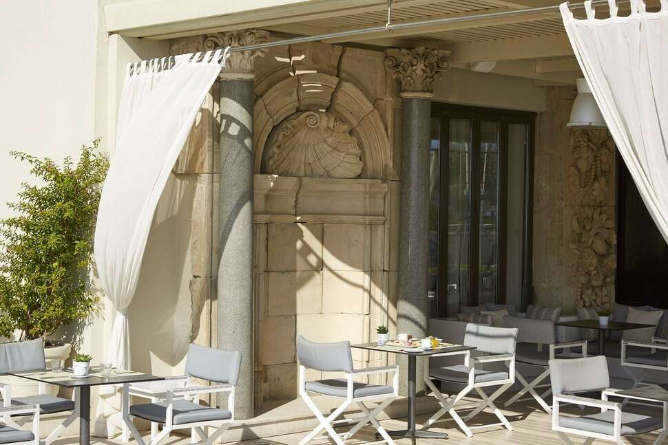 Een foto van het terras bij Mon Repos Palace Hotel
