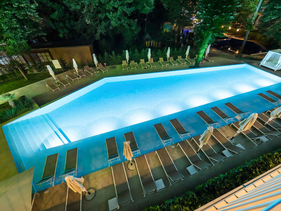 Ein Foto Ibis Styles Golden Sands Roomer