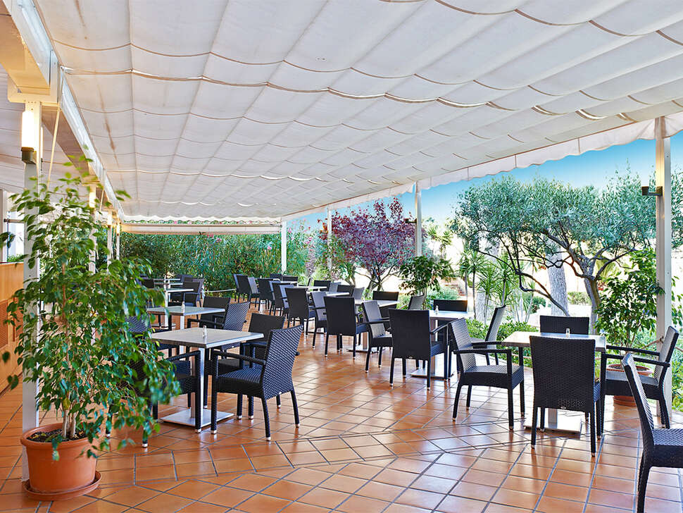 Een foto van het terras bij Club Hotel Cala Ratjada