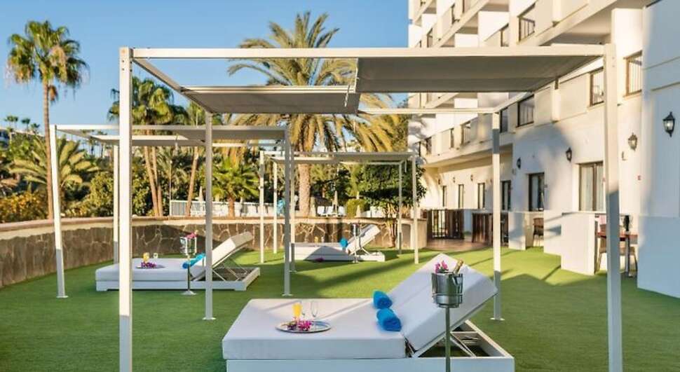 Een foto van het terras bij Hotel New Folias