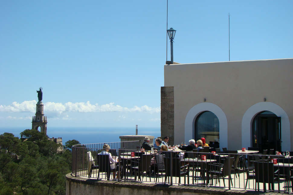 Een foto van het terras bij Sant Salvador Hostatgeria