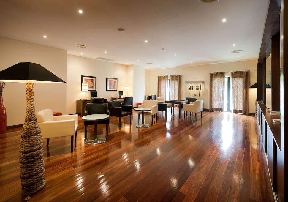 Een foto van het interieur van Vila Gale Santa Cruz