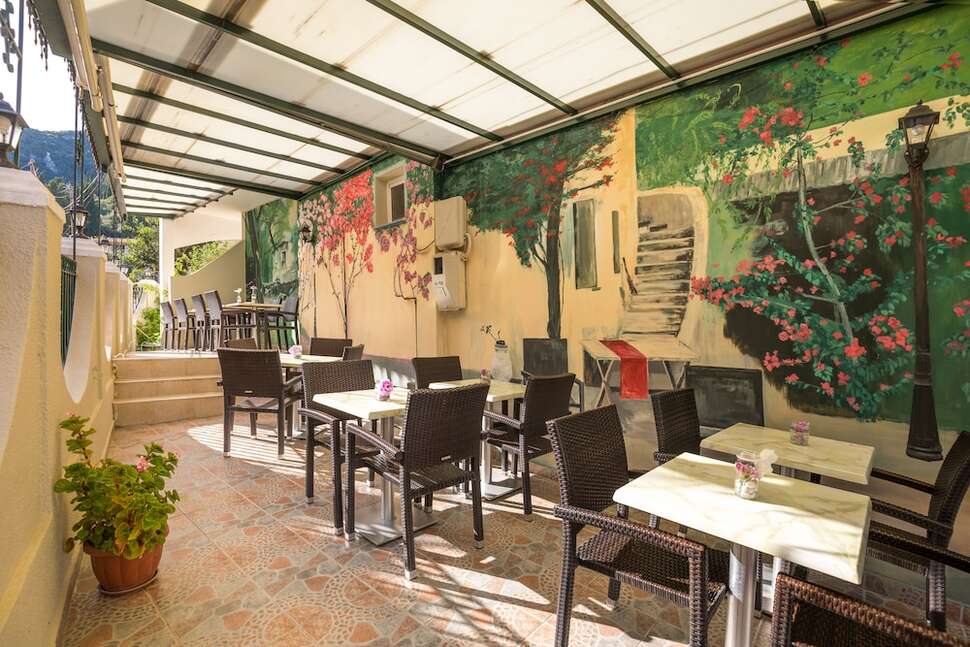 Een foto van het terras bij Bella Vista Hotel & Studios