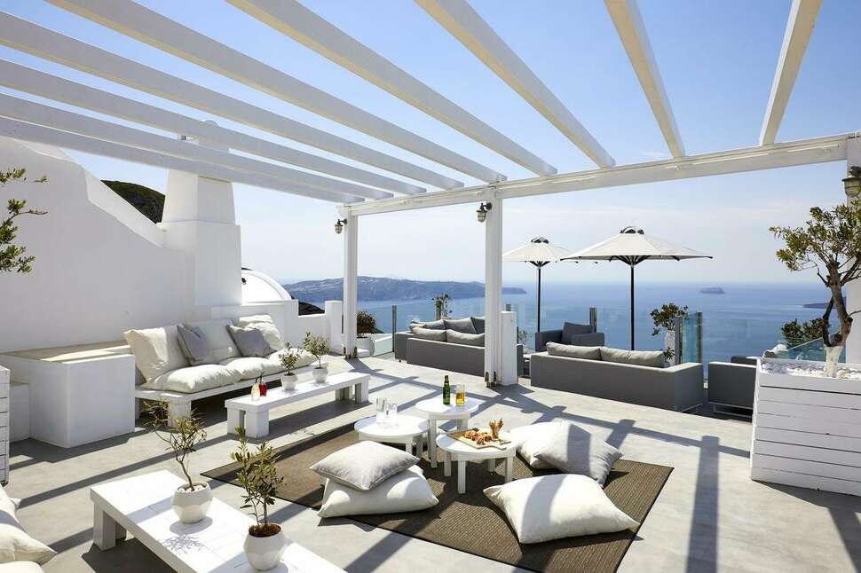 Een foto van het terras bij Petit Palace Suites