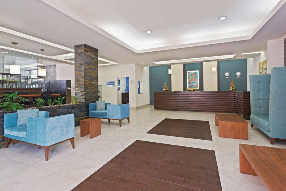 Een foto van het interieur van La Quinta Inn & Suites Cancun