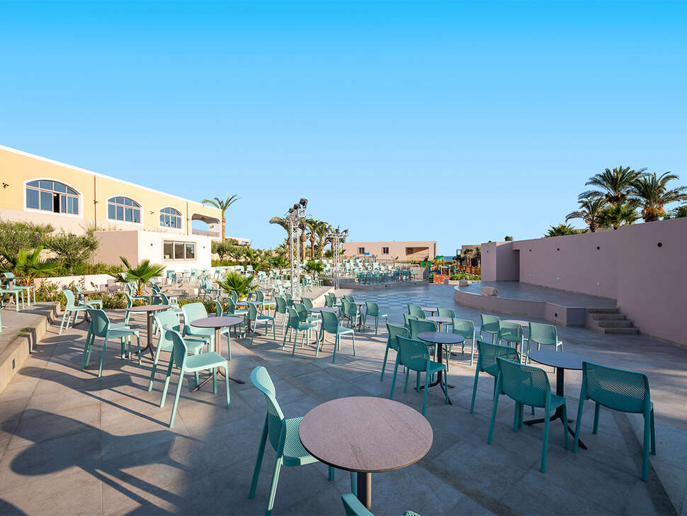 Ein Foto von der Terrasse im Horizon Beach Resort