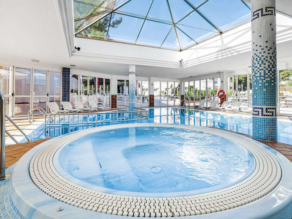Een foto van het zwembad bij Invisa Hotel Club Cala Blanca