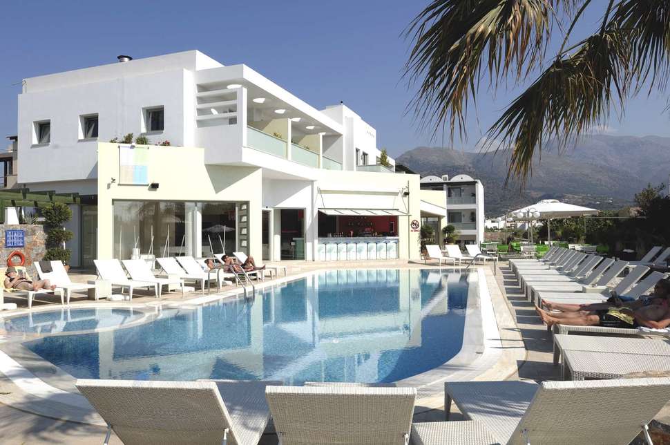 Ein Foto vom Pool im Angela Suites Boutique Hotel