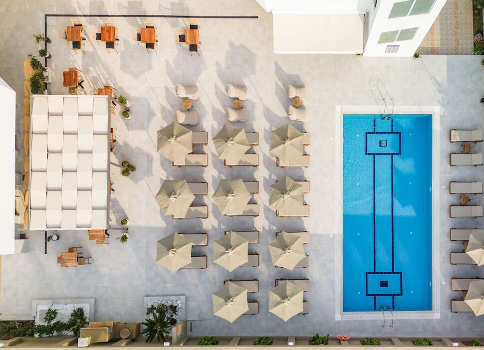 Een foto van het zwembad bij Nicolas Grand Suites