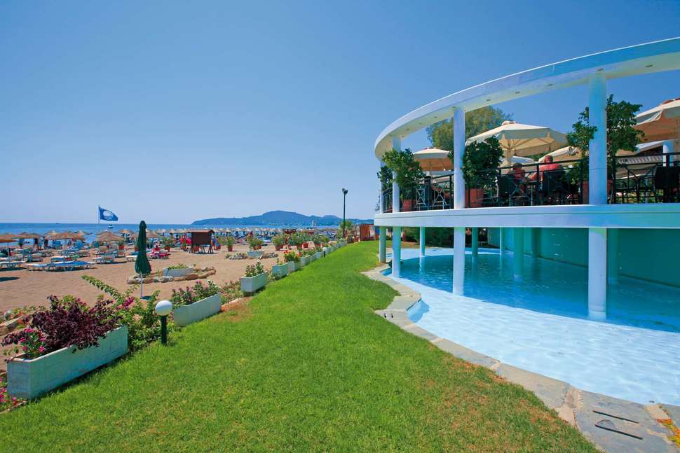 Een foto van het zwembad bij Calypso Beach Hotel