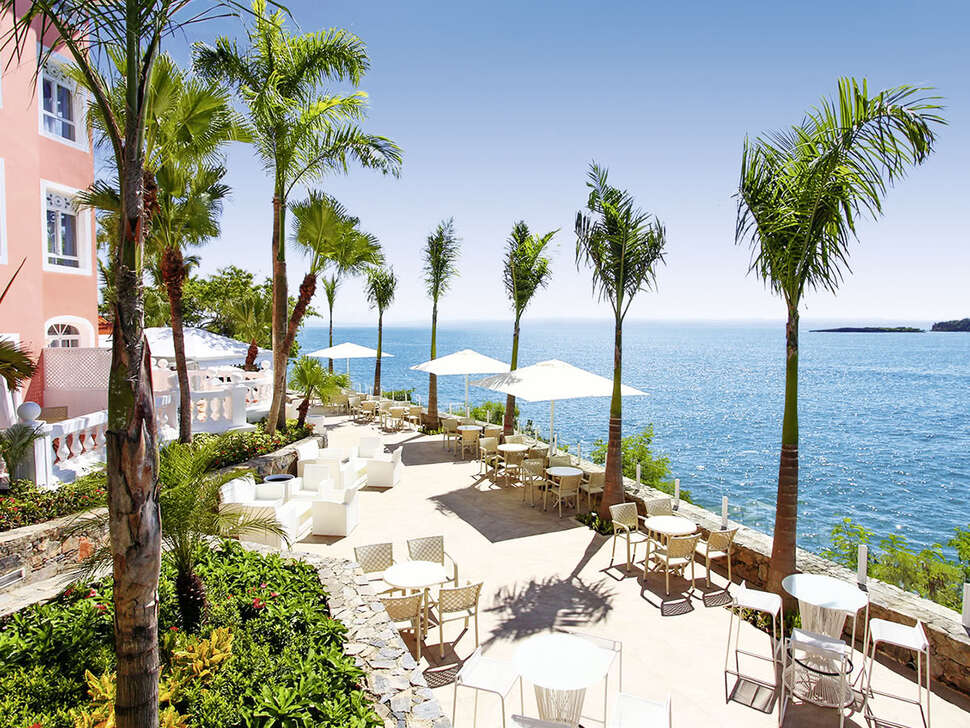 Een foto van het terras bij Luxury Bahia Principe Samana